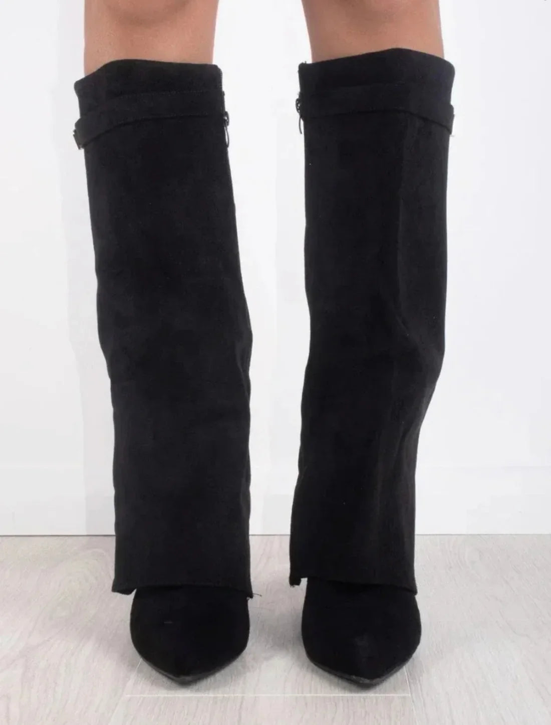 Botas Altas con Hebilla Dorada