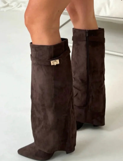 Botas Altas con Hebilla Dorada