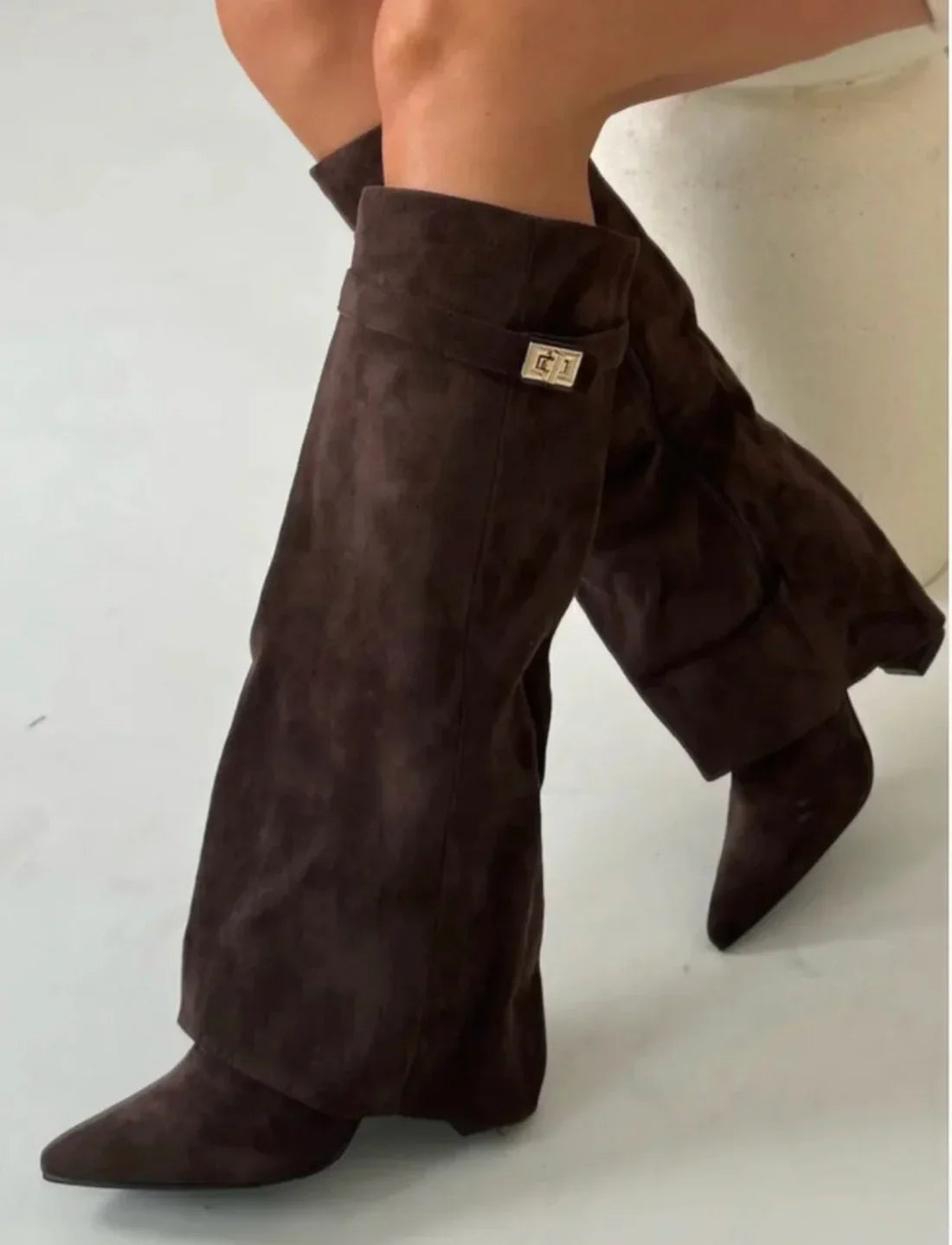 Botas Altas con Hebilla Dorada