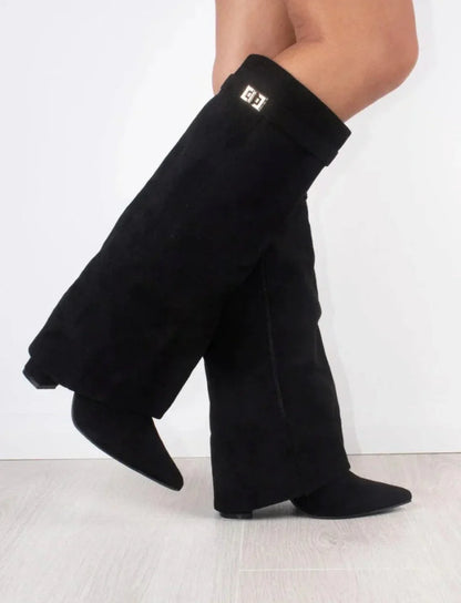 Botas Altas con Hebilla Dorada