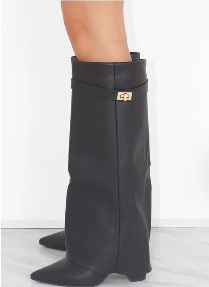 Botas Altas con Hebilla Dorada