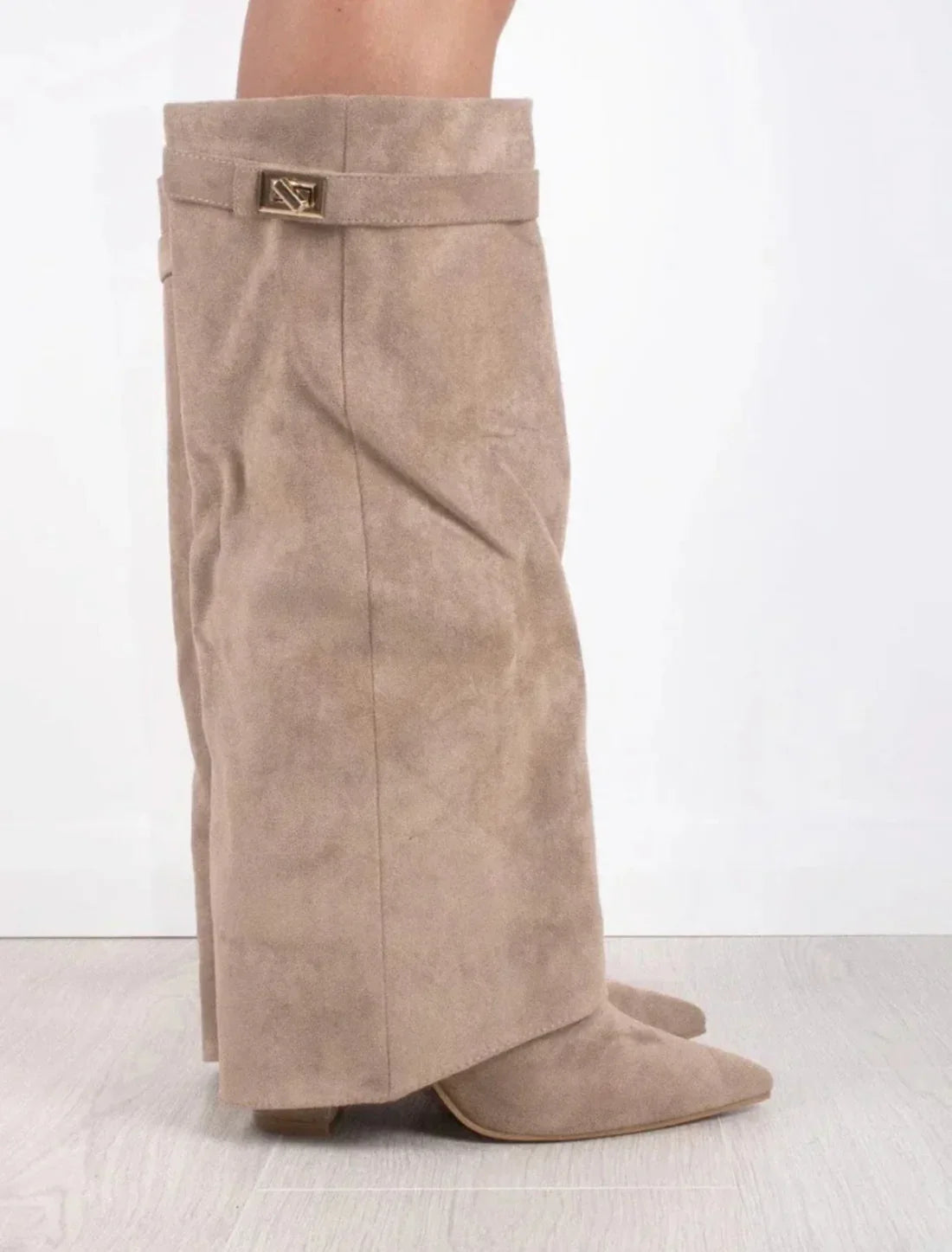 Botas Altas con Hebilla Dorada