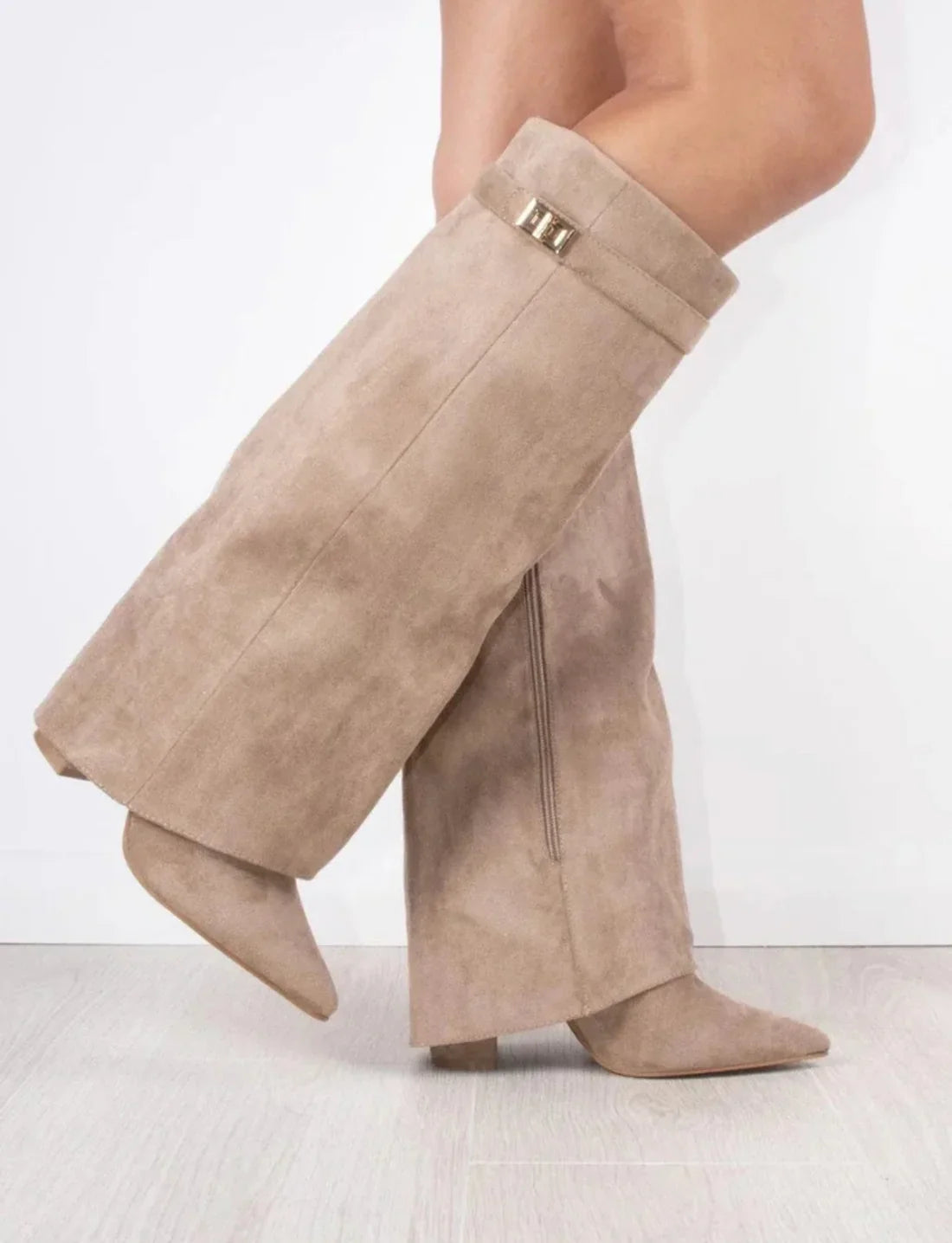 Botas Altas con Hebilla Dorada