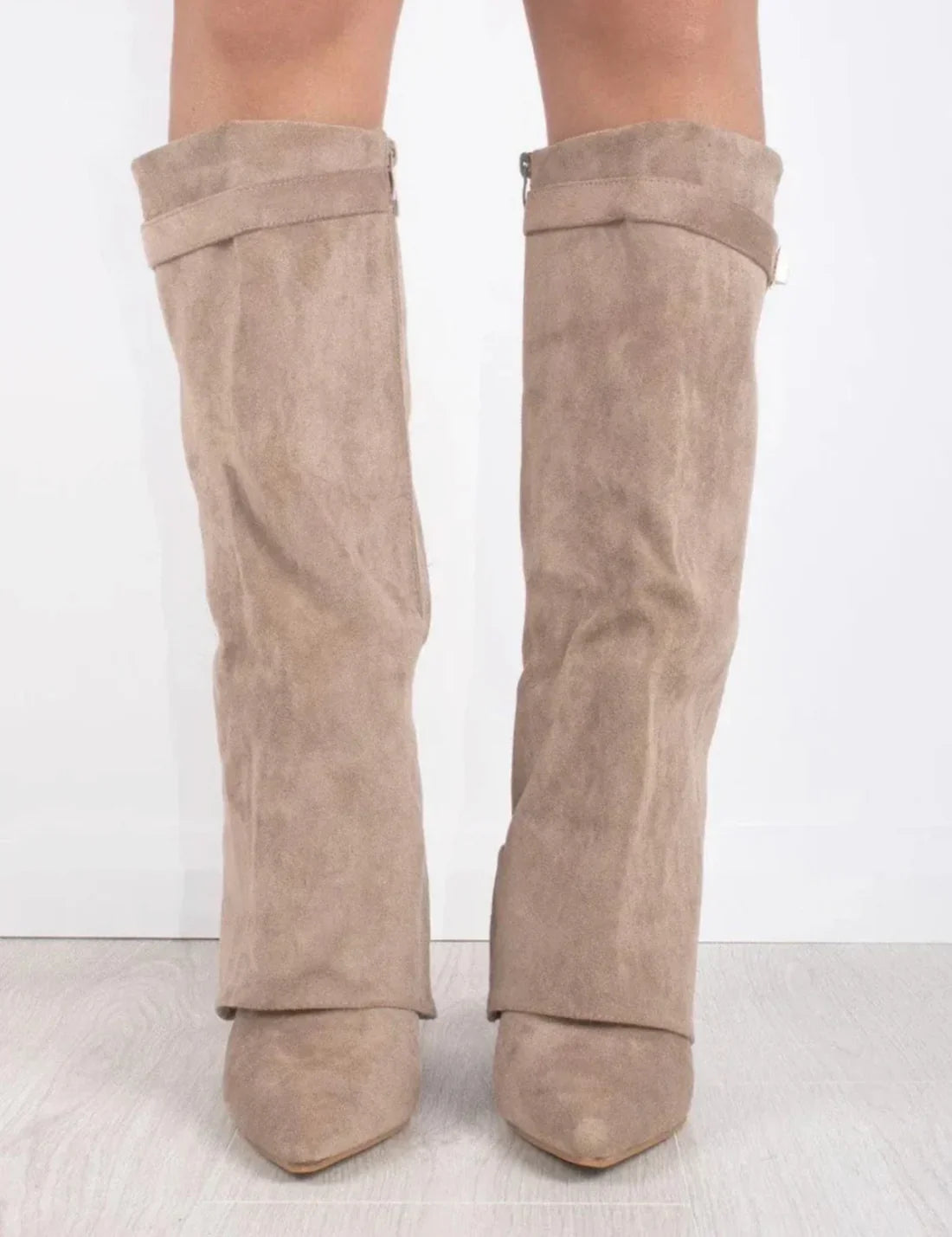 Botas Altas con Hebilla Dorada