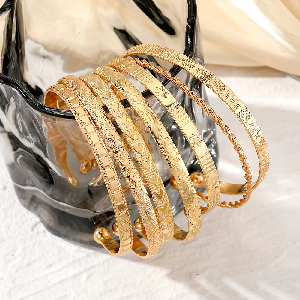 Set  7 pulseras color dorado